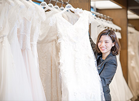 リゾートにふさわしいセレクト衣装を国内サロンで事前試着
