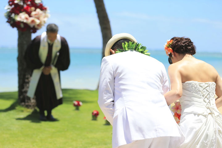 キリスト教式と人前式の違い ハワイで結婚式 ウェディングするならロイヤルカイラ