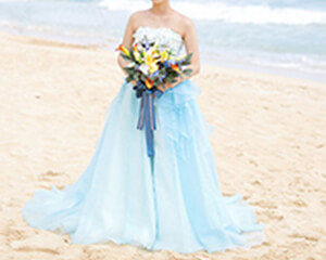 ハワイ挙式にカラードレスはあり？